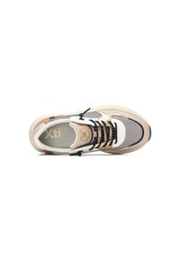 Sneaker con tomaia in mesh bianca e beige, con accenti neri, dettagli dorati e lacci neri su una suola rotonda.