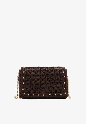 Pochette tressée marron avec une finition texturée, quincaillerie dorée et clous décoratifs le long des bords. Dispose d'une bandoulière en chaîne.
