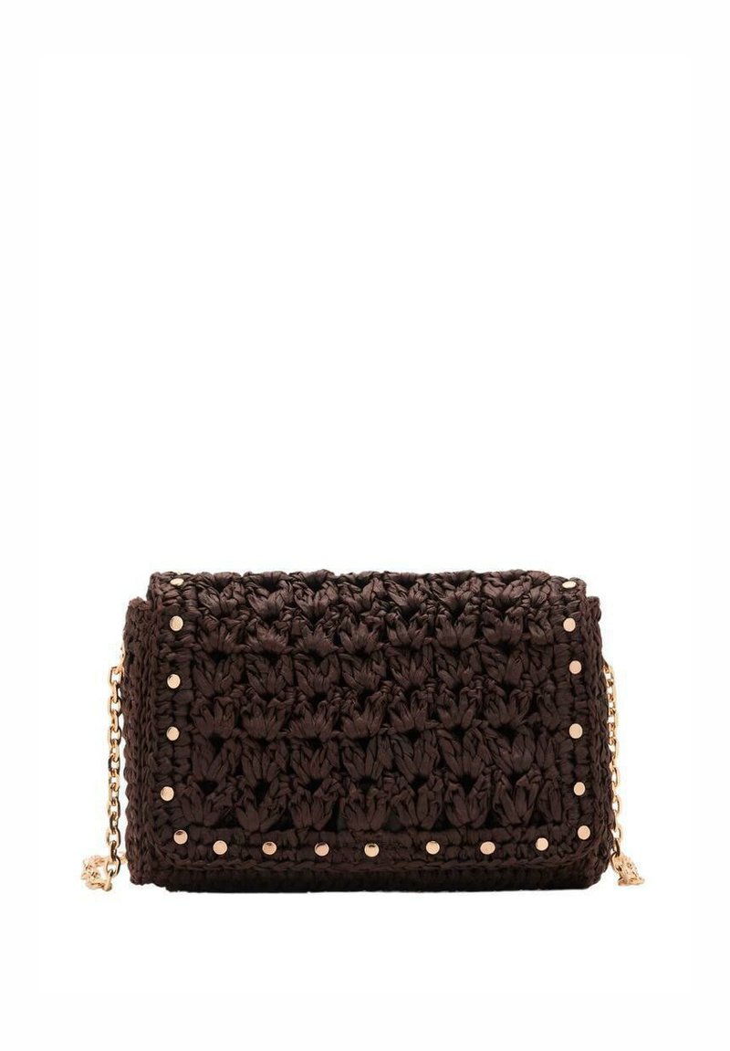 Pochette tressée marron avec une finition texturée, quincaillerie dorée et clous décoratifs le long des bords. Dispose d'une bandoulière en chaîne.