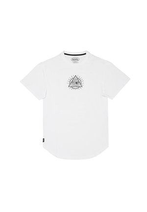 Camiseta blanca de manga corta con un diseño de triángulo contorneado en negro y un ojo en el pecho, con líneas radiales alrededor del triángulo.