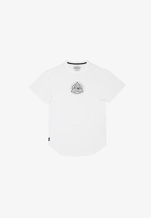 Camiseta blanca de manga corta con un diseño de triángulo contorneado en negro y un ojo en el pecho, con líneas radiales alrededor del triángulo.