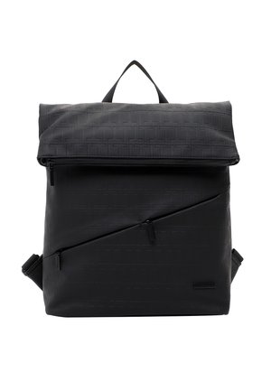 Zwarte rechthoekige rugzak met reliëf geometrisch patroon, bovenhandvat, diagonale rits aan de voorkant en vouwsluiting met rits aan de bovenkant.