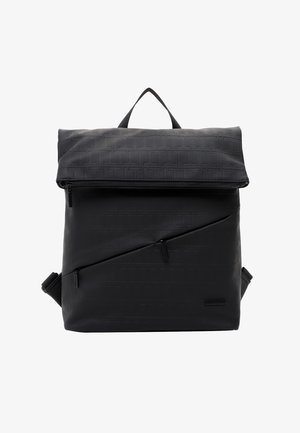 Sac à dos rectangulaire noir avec motif géométrique en relief, poignée supérieure, poche frontale zippée en diagonale et fermeture à glissière supérieure rabattable.