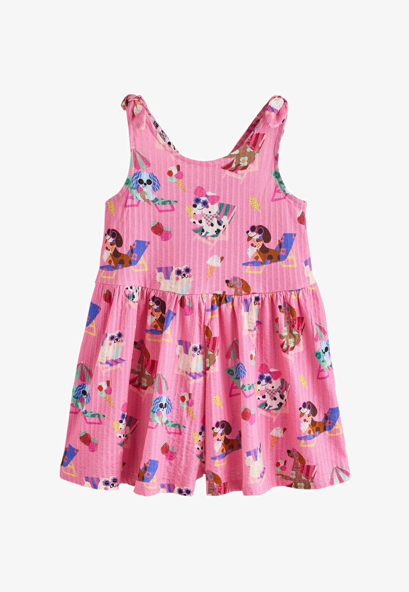 Różowa sukienka bez rękawów dla malucha z zabawnym wzorem psów noszących okulary przeciwsłoneczne, odpoczywających na krzesłach, oraz rozrzuconych po całej sukience rożków lodów.