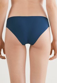 Mörkblå sim-bikiniunderdel, sömlös design, måttlig täckning, slät textur, midja i mellanhöjd, inga synliga detaljer eller mönster.