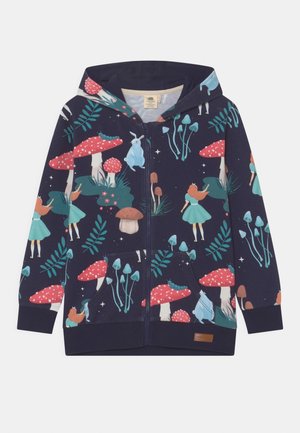 Granatowa bluza z kapturem na zamek, przedstawiająca fantazyjną leśną scenerię z grzybami, zwierzętami i postaciami w kolorowych strojach. Gładka struktura z kieszeniami.