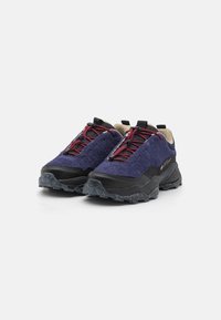 Zapatillas de textil morado con suelas de goma negra, cordones rojos y detalles en color tostado. Presentan una parte superior texturizada y una suela robusta para mayor tracción.