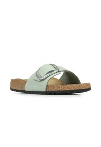 Hellgrüne Slippers mit breitem Riemen, silbernem Schnallendetail, Korkfußbett und strukturiertem schwarzen Gummisohle.