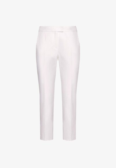 Balti pritaikyti kelnės su lieknu siluetu, turinčios lygią tekstūrą, raukšlių detalizavimą ir trumpą ilgį ties kulkšnimis.