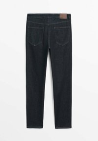 Mörka jeans i slim fit-design med två bakfickor, ett brunt läderlabel på midjan och subtila sömnadsdetaljer.