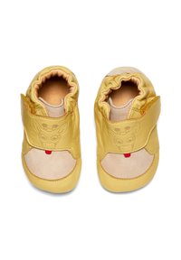 Gele leren peuterschoenen met suède accenten, een elastische opening en een giraffen gezicht ontwerp. Voorzien van een rode tongdetail en zachte zolen.