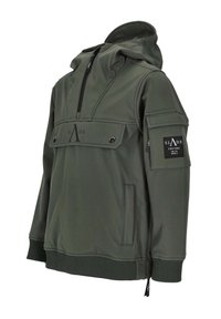 Olivengrøn hættetrøje med lynlås, frontlomme med klap og lynlåse i siderne. Har tekstureret stof samt logo på bryst og ærme