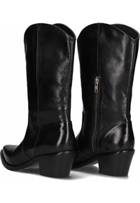 Zwarte leren kniehoog laarzen met een gladde textuur, licht afgeronde neus, blokhak en een zijrits voor gemakkelijke aantrekking.