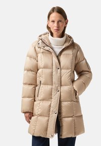 Beige Daunenjacke mit Kapuze, ausgestattet mit einem gesteppten Design, Vorderreißverschluss und Druckknöpfen. Der Stoff wirkt glatt und leicht glänzend.