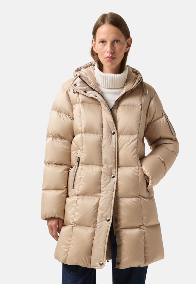 Beige Daunenjacke mit Kapuze, ausgestattet mit einem gesteppten Design, Vorderreißverschluss und Druckknöpfen. Der Stoff wirkt glatt und leicht glänzend.