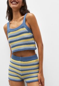 Set di maglieria a due pezzi composto da un top corto e pantaloni shorts, a strisce blu, giallo e grigio. Tessuto texturizzato con spalline larghe e vita elastica.