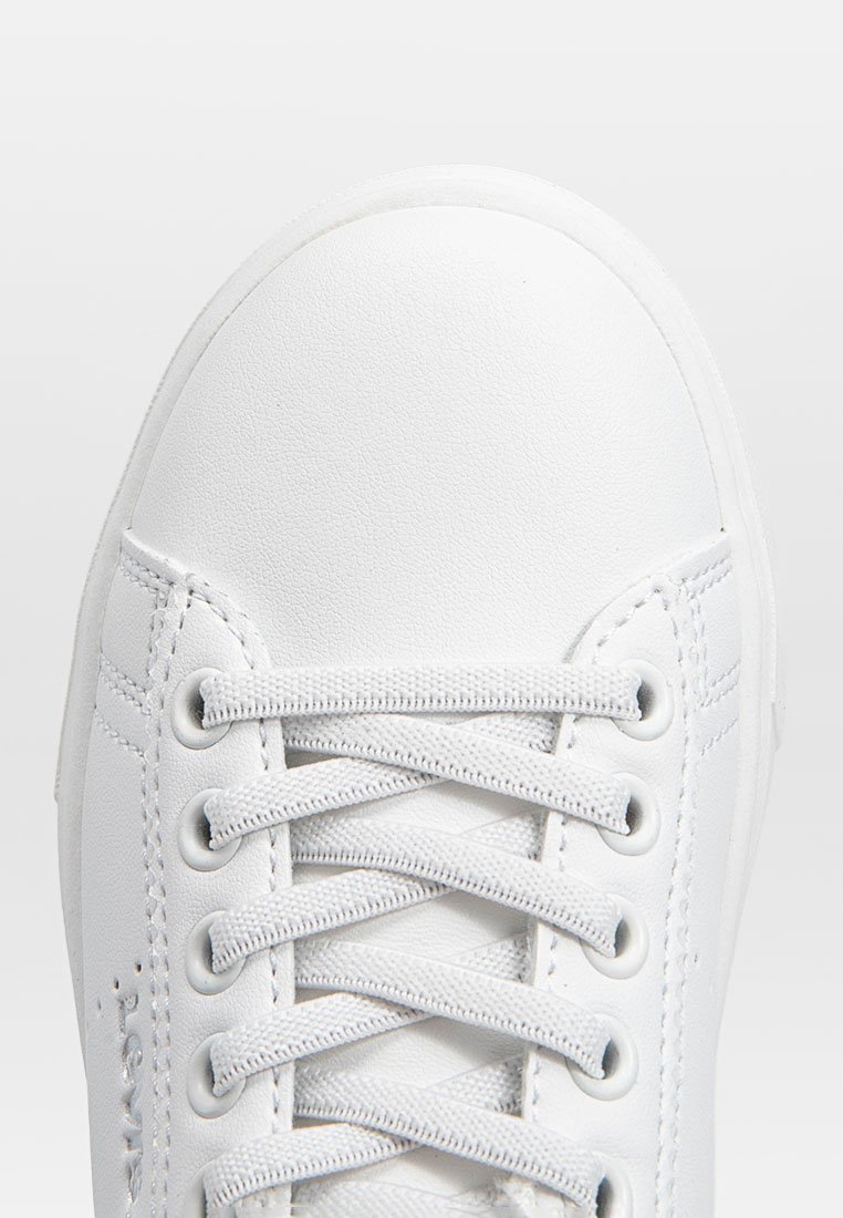 Sneaker en cuir blanc avec une texture lisse, bout arrondi et design classique à lacets, comportant six œillets et de subtils détails de couture.