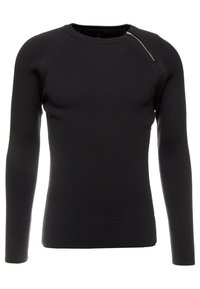 Czarny prążkowany sweter z długim rękawem, z okrągłym dekoltem i ukośnym suwakiem na lewym ramieniu. Dopasowany krój.