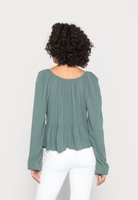 ONLY ONLNORA ALBA BLOUSE - Blusa - balsam green
