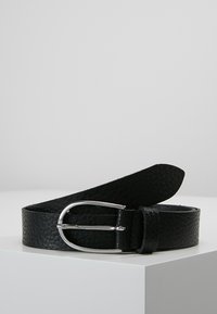 Ceinture en cuir noir avec une surface texturée, dotée d'une boucle en métal argenté et d'une extrémité de sangle lisse. Design à coupe droite.