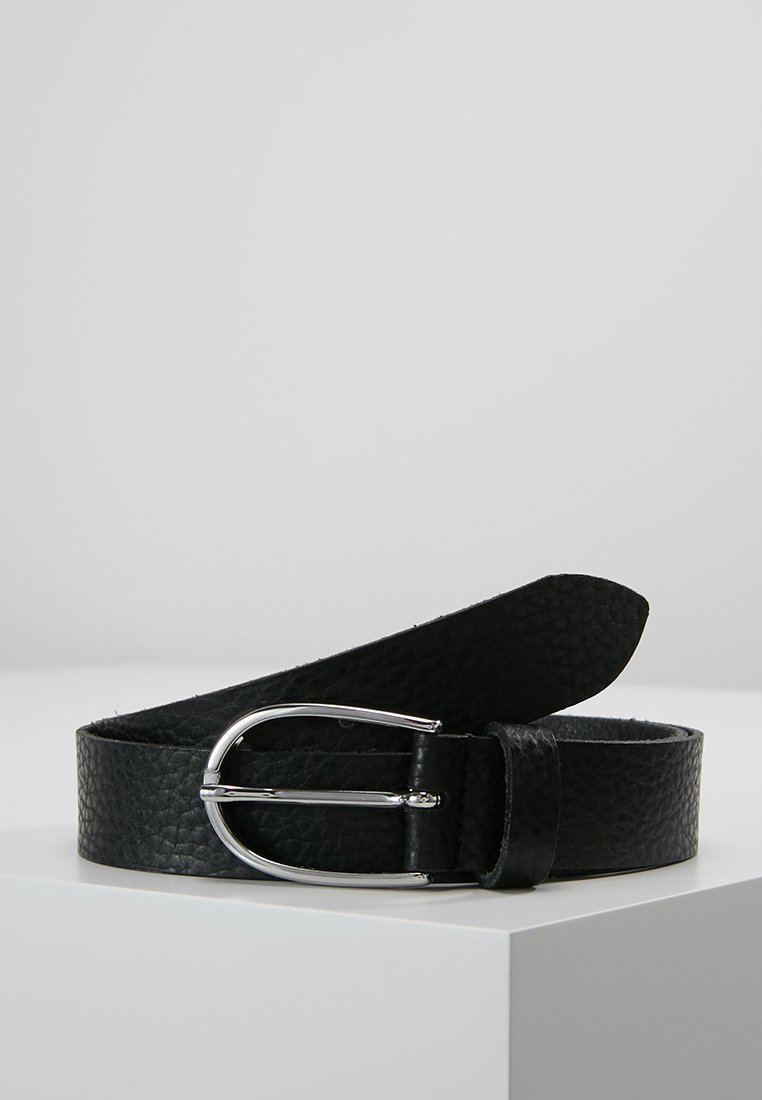 Ceinture en cuir noir avec une surface texturée, dotée d'une boucle en métal argenté et d'une extrémité de sangle lisse. Design à coupe droite.
