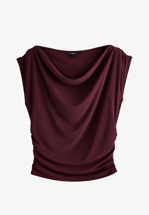 Top bordeaux senza maniche con scollo a cascata drappeggiato e lati arricciati, realizzato in tessuto morbido e fluido.