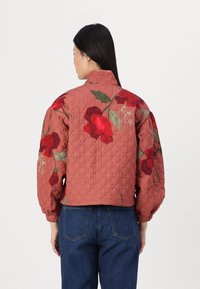Vero Moda VMJANE LOLA QUILT  FAW EXP - Lagana jakna - winetasting/dark rose