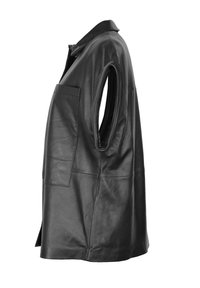 Sort læderjakke med en afslappet pasform, der har overdimensionerede armhuller, to forlommer og en kravehals. Glat tekstur.