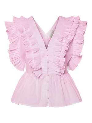 Vaaleanpunainen paita, jossa on röyhelö-sivut ja V-pääntie. Siinä on napitus edessä ja istuva bodice, joka levenee peplum-tyyliin.