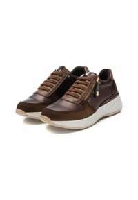 Zapatillas de cuero marrón y ante con una suela blanca gruesa, que cuentan con cremalleras decorativas y cordones texturizados en la parte delantera.