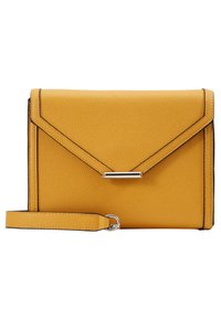 Žlutá prošívaná kožená crossbody taška s designem obálky, stříbrným kováním a odnímatelným popruhem, zdobená kontrastním černým švem.