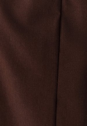 Brūna auduma ar gludu faktūru, kas izceļas ar smalku spīdumu un vertikālu šuvi centrā, norādot uz strukturētu dizainu.