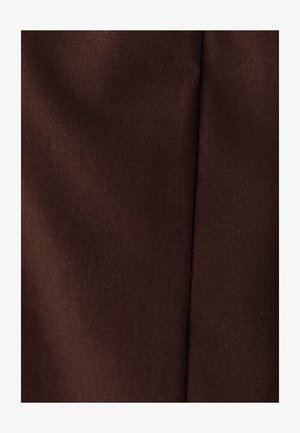 Brūna auduma ar gludu faktūru, kas izceļas ar smalku spīdumu un vertikālu šuvi centrā, norādot uz strukturētu dizainu.