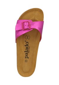 Rosa slidesandal med en bred rem, justerbar spänne och en formad taninlägg. Sulan har en texturerad yta för bättre grepp.