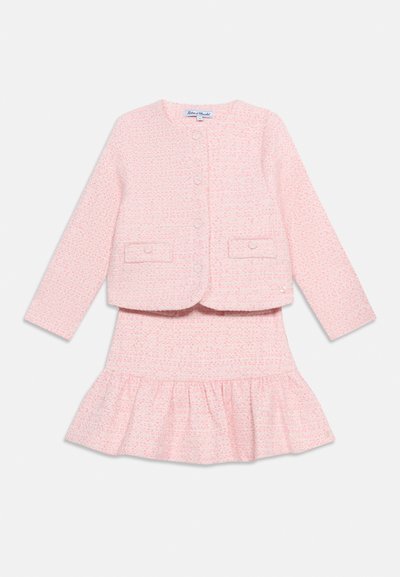 Σετ δύο τεμαχίων σε ροζ με υφή, που περιλαμβάνει σακάκι με μακριά μανίκια και κουμπιά και φούστα με φαρδύ τελείωμα, ιδανικό για επίσημες ή ημι-επίσημες εμφανίσεις.