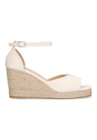 Sandalias de cuña en material sintético crema con una plantilla de yute trenzado y correa en el tobillo. Diseño de punta descubierta; textura suave con acentos mínimos.