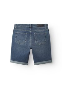 Tumši zili džinsa šorti ar salocītu apakšmali, divām aizmugurējām kabatām un melnu ādas plāksnīti pie jostasvietas.