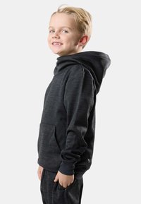 Donkere grijze hoodie gemaakt van gestructureerde stof, voorzien van een grote capuchon, een kangoeroezak en geribbelde manchetten. Het ontwerp is minimalistisch zonder zichtbare patronen.