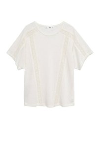 Top blanco de manga corta con un corte holgado, que presenta paneles de encaje texturizado en los hombros y verticalmente en la parte frontal. Tejido suave y ligero.