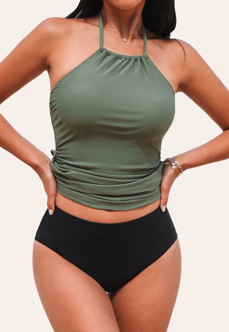 Olivově zelený halter top s nařasením, spárovaný s černými bikinami s vysokým pasem. Hladká, elastická tkanina, jednoduchý design.