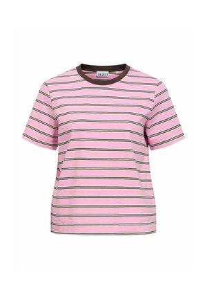 T-shirt rose à manches courtes avec fines rayures horizontales noires et blanches et un col rond marron foncé.