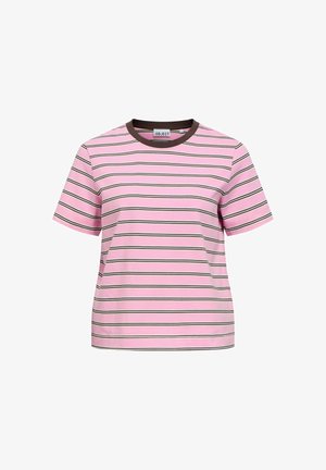 T-shirt rose à manches courtes avec fines rayures horizontales noires et blanches et un col rond marron foncé.