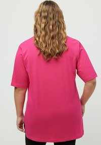 Ulla Popken V-AUSSCHNITT, HALBARM - Jednoduché tričko - magentapink