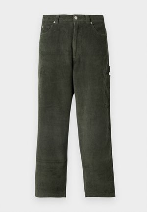 Zöld kordbársony nadrág egyenes lábbal, elülső zsebekkel és egy oldal cargo zsebbel. Puha tapintású és bordázott mintázatú.