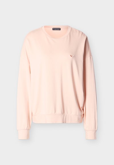 Világos rózsaszín, hosszú ujjú, kereknyakú pulóver bordázott mandzsettával és szegéllyel, bal mellrészen apró hímzett logóval.