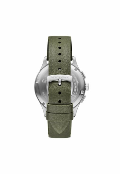 Zelený kožený pásek na hodinky s texturovaným povrchem, sponou z nerezové oceli a zaobleným tvarem, který ukazuje minimalistický design.