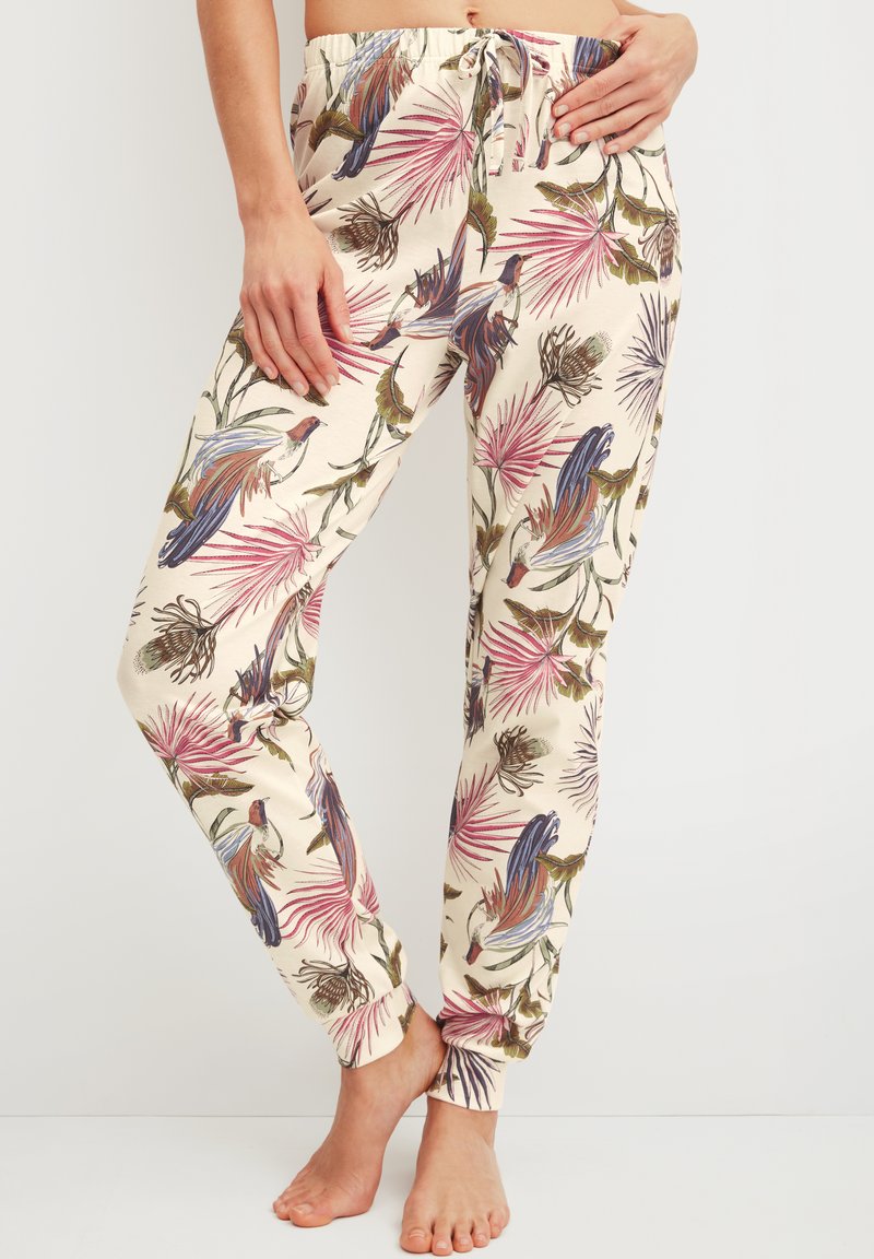 Leichte, cremefarbene Pyjamahose mit tropischem Blumenmuster in Rosa, Grün und Blau, ausgestattet mit einem elastischen Bund und Bündchen.