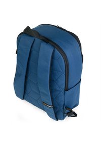 Mochila azul acolchada hecha de tejido duradero. Cuenta con correas de hombro acolchadas, un bolsillo frontal y un cierre con cremallera. Acentuada con ribete negro.