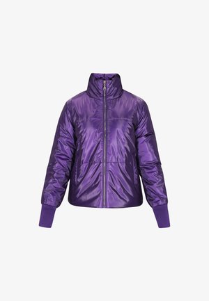 Giacca a vento viola con colletto alto, chiusura con zip e polsini a coste. Realizzata in materiale lucido, presenta cuciture minime e due tasche laterali.