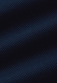 Granatowo-niebieska tkanina o fakturze z wzorem kratki, charakteryzująca się gładkim wykończeniem i nieco wypukłą powierzchnią, idealna do odzieży lub tapicerki.